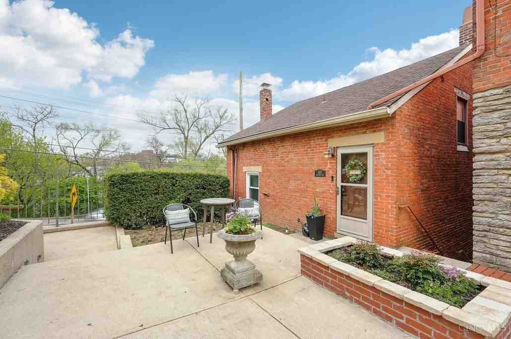 561 Milton St APT E, Cincinnati, OH 45202 