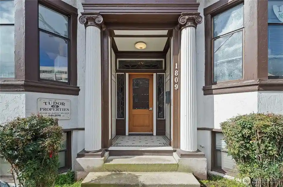 Fully Occupied Historic Building with Cap Rate 5.67% – Add More Units!
