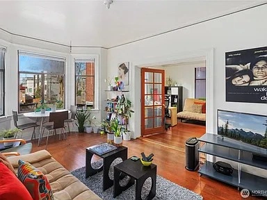 Fully Occupied Historic Building with Cap Rate 5.67% – Add More Units!