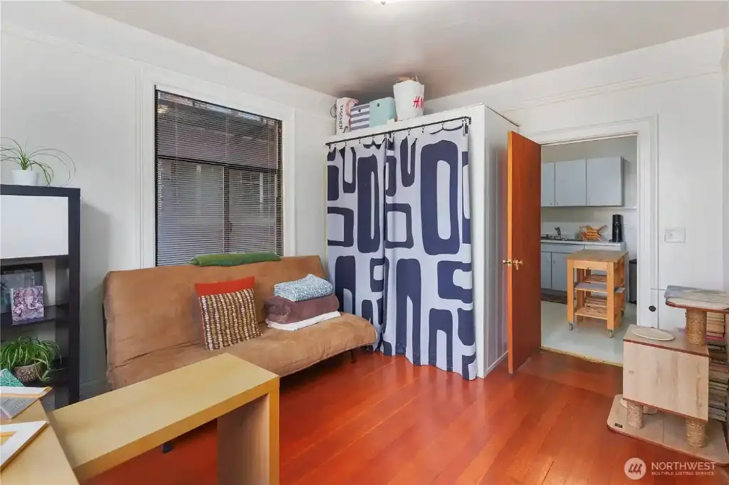 Fully Occupied Historic Building with Cap Rate 5.67% – Add More Units!