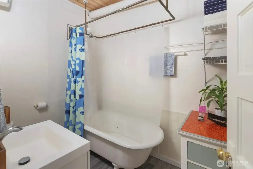 Fully Occupied Historic Building with Cap Rate 5.67% – Add More Units!