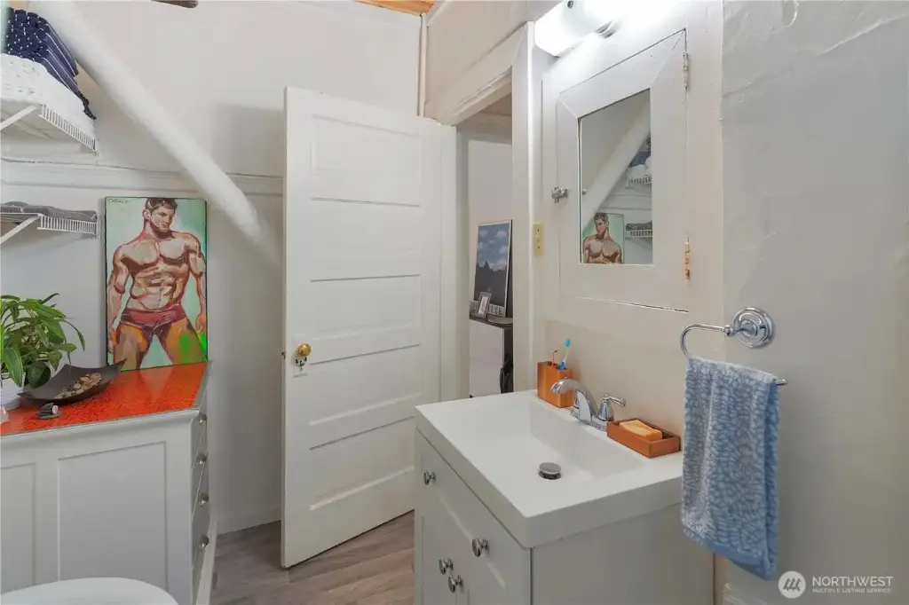 Fully Occupied Historic Building with Cap Rate 5.67% – Add More Units!