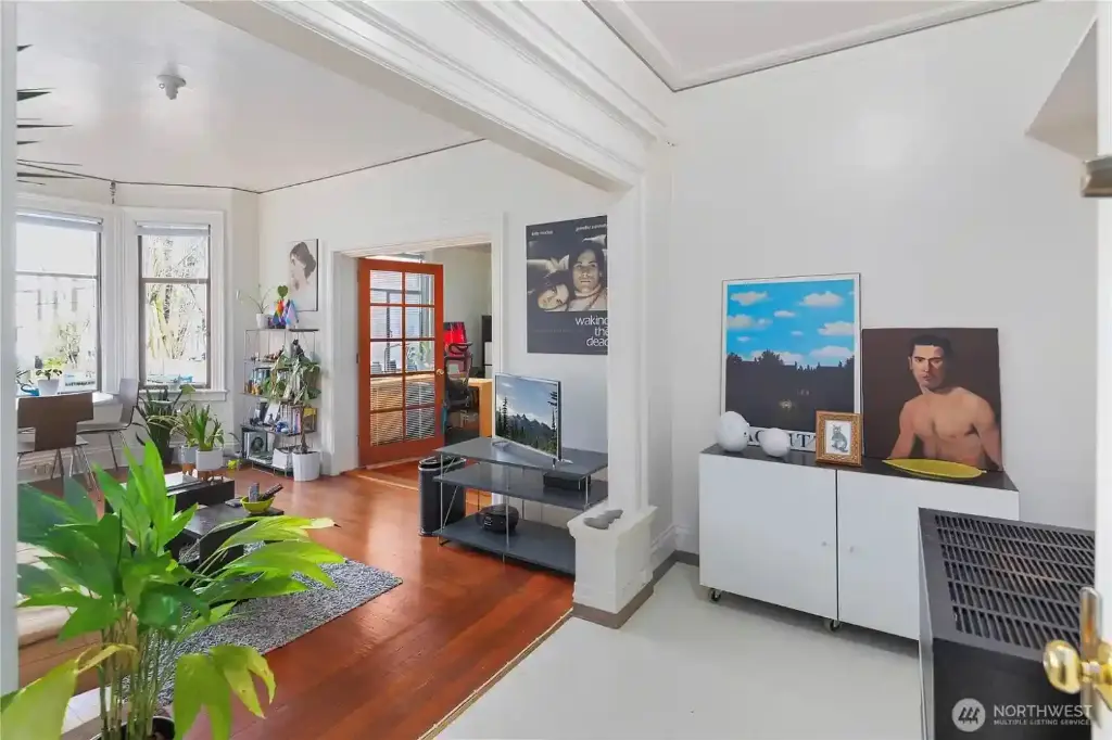 Fully Occupied Historic Building with Cap Rate 5.67% – Add More Units!