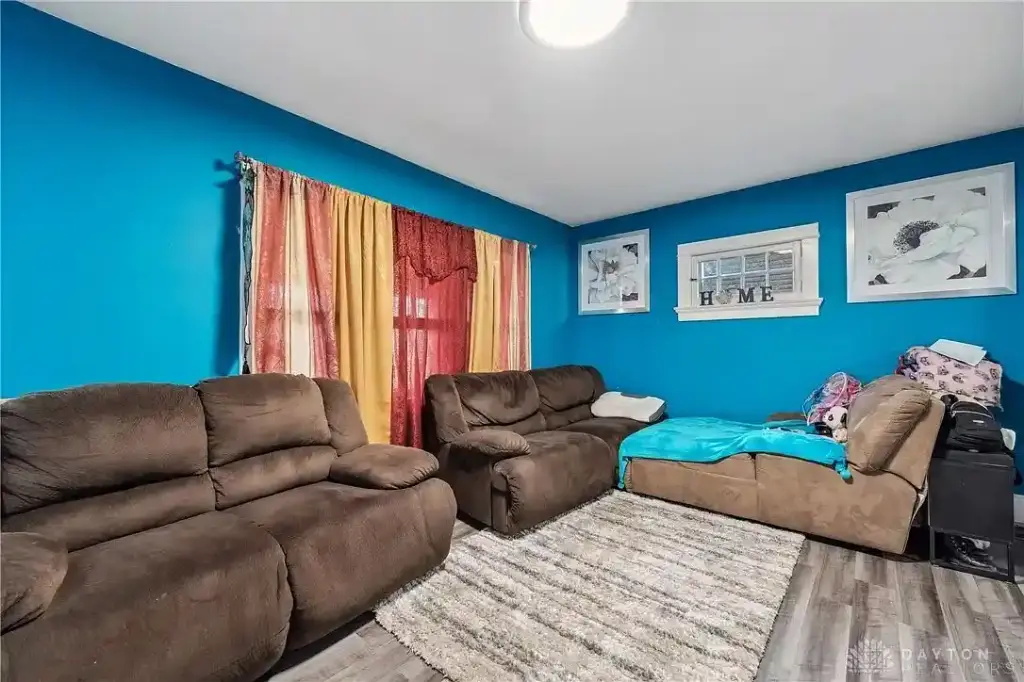 142 E Parkwood Dr, Dayton, OH 45405 