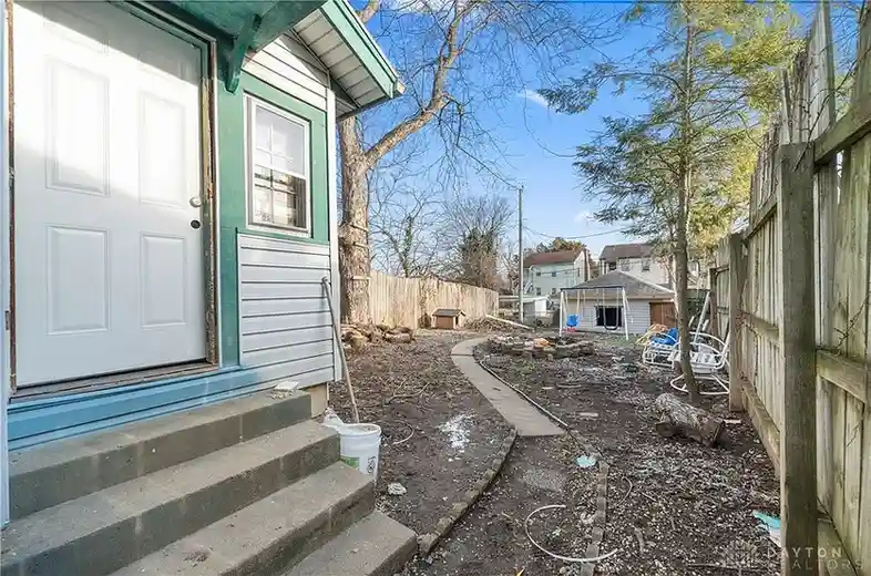 142 E Parkwood Dr, Dayton, OH 45405 