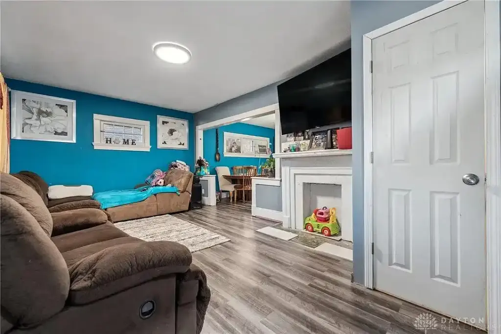 142 E Parkwood Dr, Dayton, OH 45405 