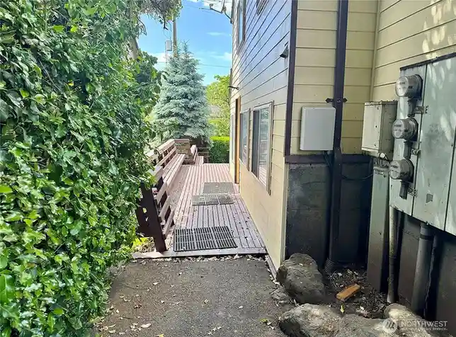 5210 11th Avenue NE, Seattle, WA 98105 