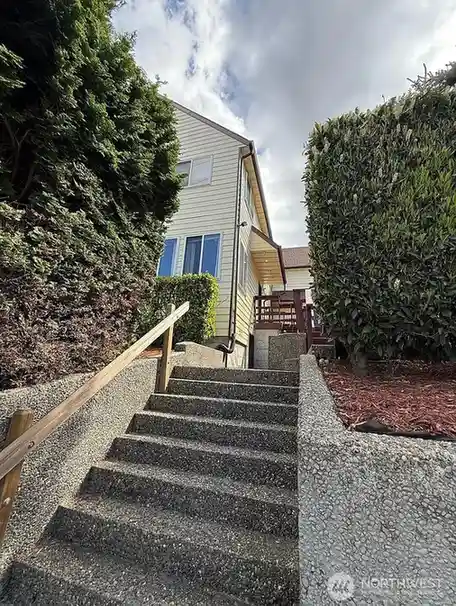5210 11th Avenue NE, Seattle, WA 98105 