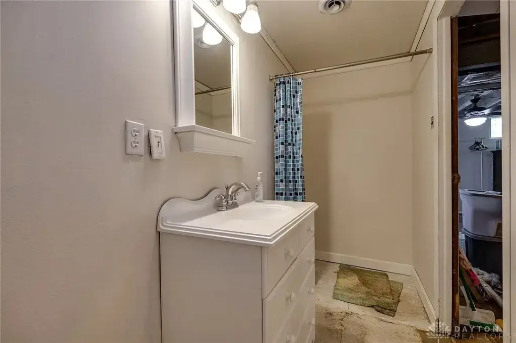 30 Whispering Dr, Trotwood, OH 45426 