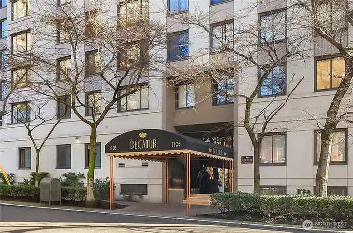 ​Bright & Airy Condo with Western Exposure and Hardwood Floors