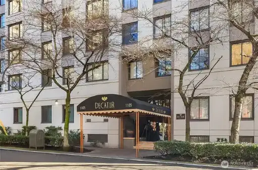 ​Bright & Airy Condo with Western Exposure and Hardwood Floors