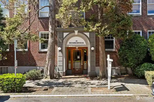 Price‑Reduced Urban Gem Featuring Open Kitchen & Updated Lighting