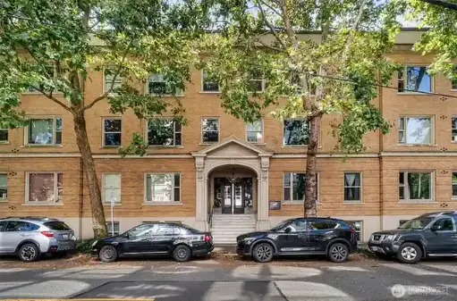 Airy Studio with Oversized Windows and Walk-In Closets
